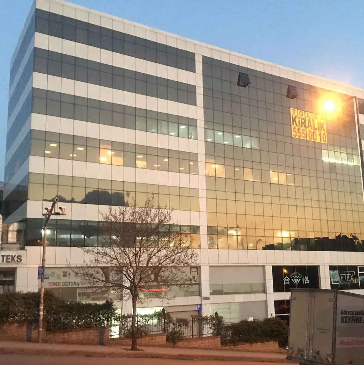 Avrasya Plaza — gün batımında cephe