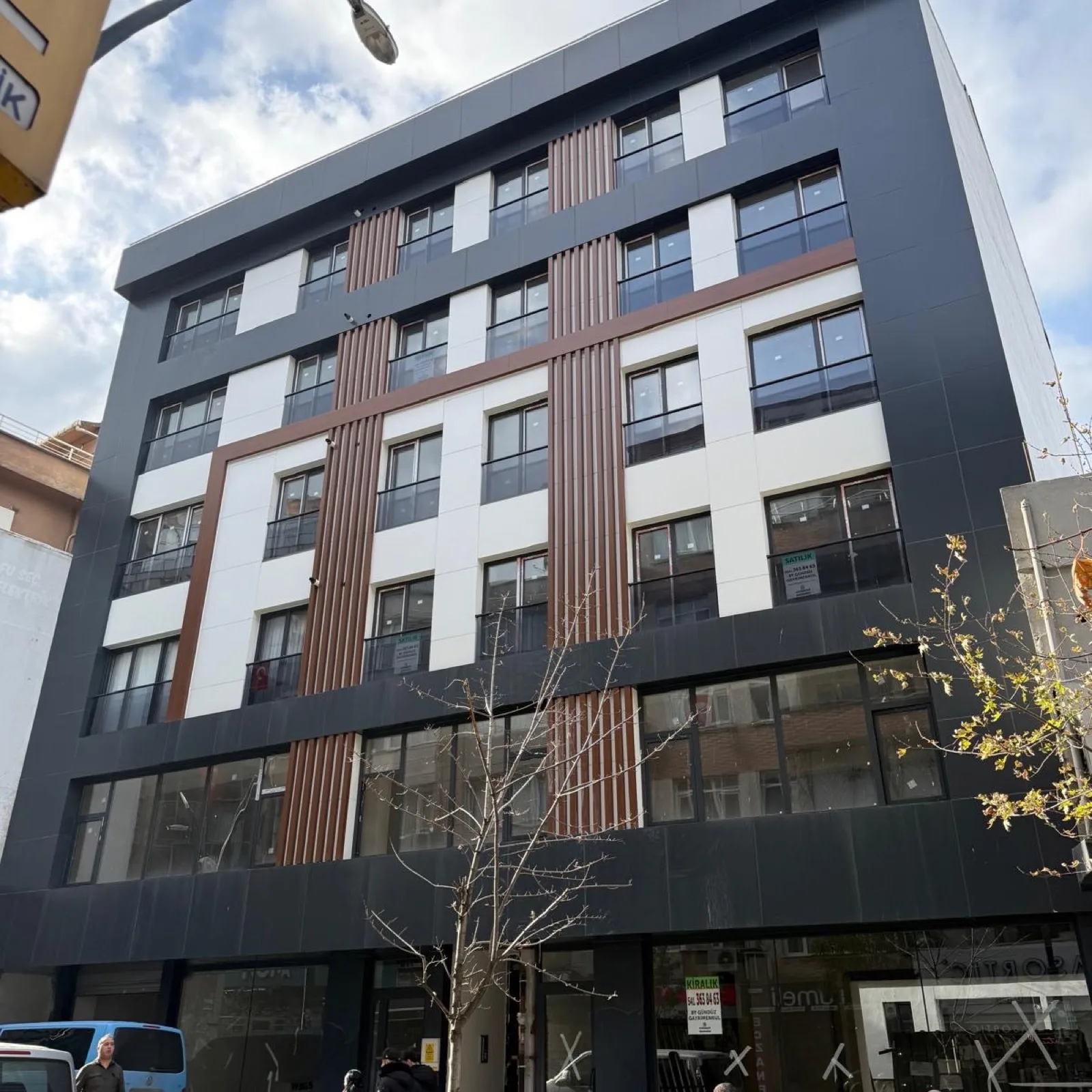 Mahmutoğlu Apartmanı Çağlayan — antrasit ve ahşap lamel cepheli konut yapısı