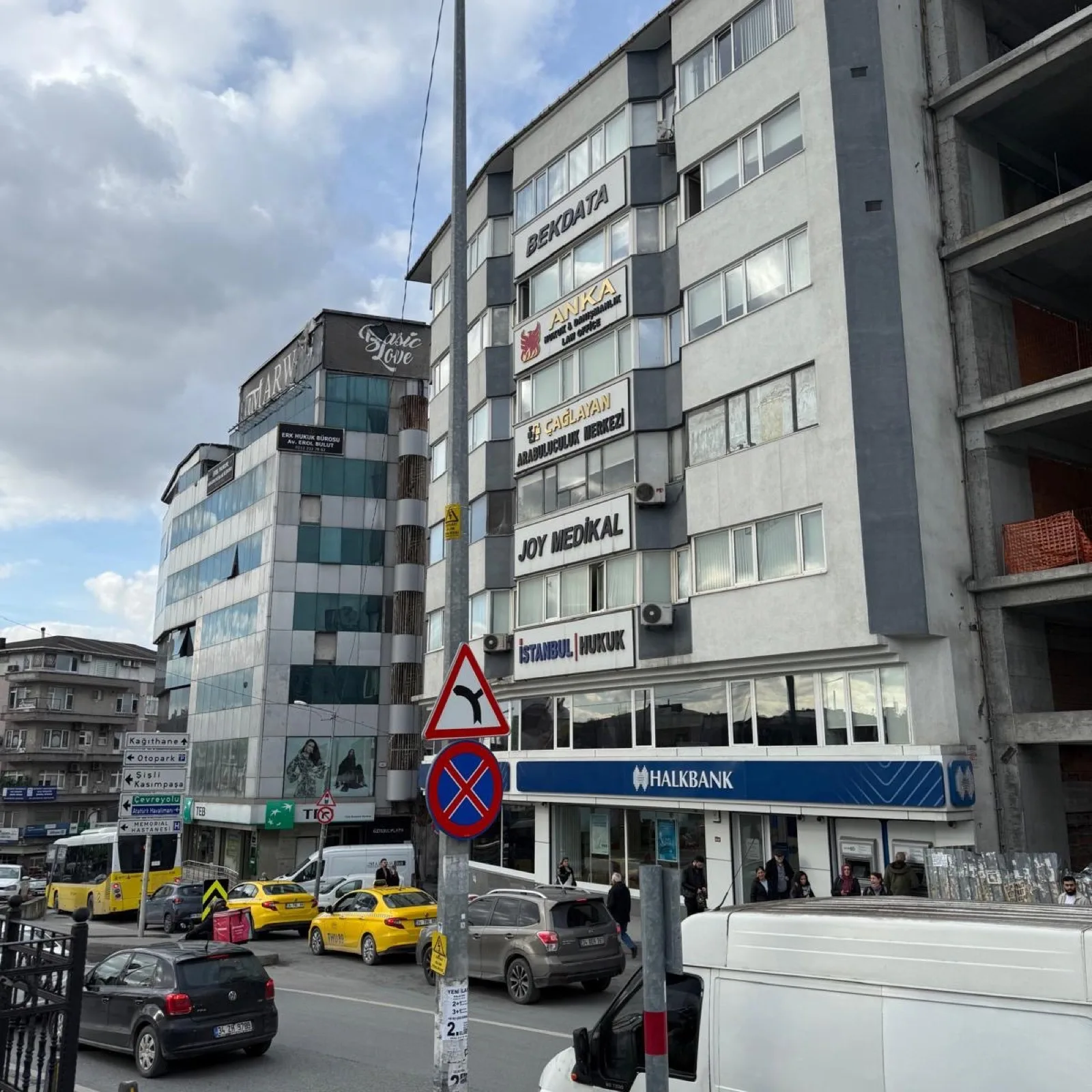 Onur İş Merkezi Çağlayan — Halkbank şubesi ve ofis kiracılarıyla dolu ticari yapı
